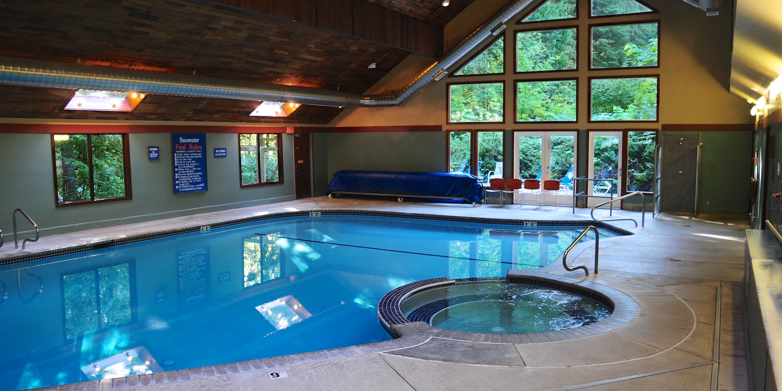 Clubhouse Pool and Hot tub feel good after skiing